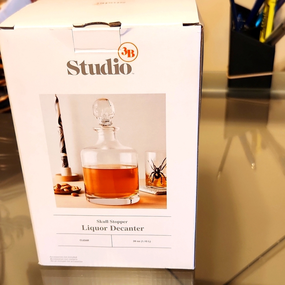HALLOWEEN Studio 3B Skull Stopper Liquor Decanter New In Box